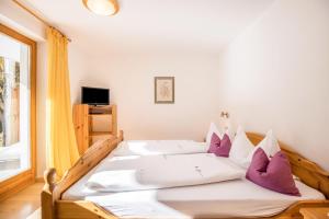 Postel nebo postele na pokoji v ubytování Lettnerhof Bnb Wohnung 2
