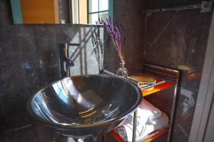 a bathroom with a bowl sink and a mirror at Hotel Las Navas in Malagón