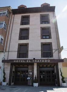 a building with a hotel el triffenro at Hotel El Tratado in Tordesillas