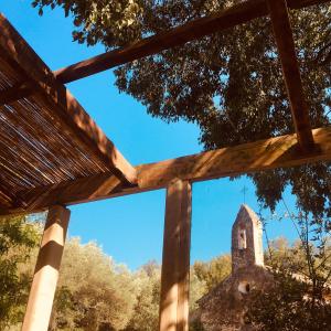 een uitzicht op een kerk vanaf de veranda van een gebouw bij Bastide Sainte Trinide in Sanary-sur-Mer