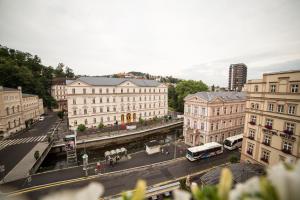 an aerial view of a city with a bus at Apartmány Amethyst in Karlovy Vary