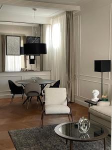 een woonkamer met een tafel en stoelen bij Calzaiuoli3 Luxury Flat in the City Center of Florence in Florence