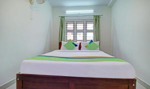 Postel nebo postele na pokoji v ubytování Treebo New Redfern, Madikeri