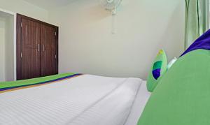 Postel nebo postele na pokoji v ubytování Treebo New Redfern, Madikeri