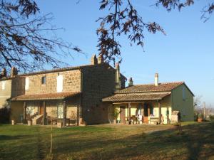 uma antiga casa de pedra com um grande quintal em Poggio dell'Olivo em Pitigliano