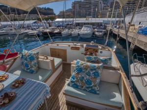 un barco con dos asientos y una comida en la cubierta en Monte-Carlo for boat lovers, en Montecarlo
