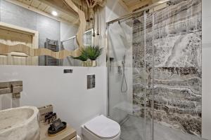 a bathroom with a shower and a toilet at Osada Bachledzki Wierch, Odkryj-Zakopane in Zakopane