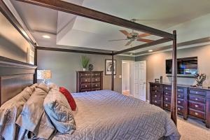 een slaapkamer met een bed en een plafondventilator bij Gallatin House on Long Hollow Golf Course! in Gallatin