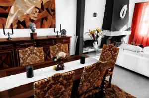 a living room with a table and chairs and a couch at LE CHERCHE MIDI Chambres d'hôtes avec CUISINE EQUIPEE grand jardin PARKING SECURISE GRATUIT in Albi