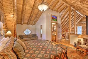 una camera da letto con un letto e un divano in una stanza di Breckenridge Cabin with Hot Tub Ski and Hike! a Breckenridge