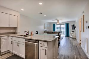 cocina con armarios blancos y encimera en Orange Beach Condo Private Boat Dock and Ramp, en Orange Beach