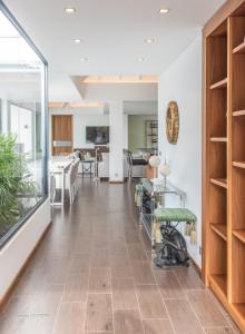 Η κουζίνα ή μικρή κουζίνα στο Villa Golden Palm