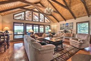 Fotografie z fotogalerie ubytování Monte Verde Lake Lodge with Hot Tub 4 Mi to Ski v destinaci Angel Fire