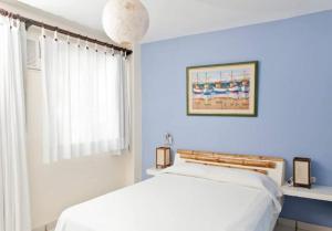 a bedroom with a bed and a painting on the wall at Hotel Grandmare & Bungalows in Máncora