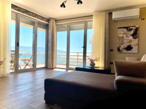 1 dormitorio con cama y vistas al océano en Eka Luxury Beachfront One-Bedroom Apartment, en Vlorë
