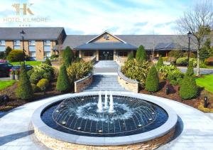 uma fonte em frente a um hotel com um edifício em Hotel Kilmore em Cavan
