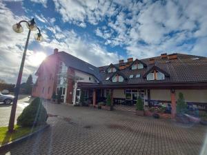 een gebouw met een straatlicht ervoor bij Holiday Stary Folwark in Suwałki