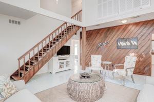 - un salon avec un escalier, une table et des chaises dans l'établissement 20 Pelican, à Île de Hilton-Head