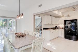 eine Küche und ein Esszimmer mit einem Tisch und Stühlen in der Unterkunft 20 Pelican in Hilton Head Island