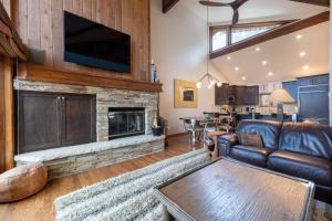 Η κουζίνα ή μικρή κουζίνα στο Walk to Skiing at Deer Valley, Private Hot Tub, Wood Burning Fireplace, Mountain Views