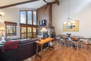 Μια τηλεόραση ή/και κέντρο ψυχαγωγίας στο Walk to Skiing at Deer Valley, Private Hot Tub, Wood Burning Fireplace, Mountain Views