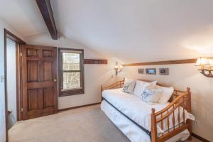 Ένα ή περισσότερα κρεβάτια σε δωμάτιο στο Walk to Skiing at Deer Valley, Private Hot Tub, Wood Burning Fireplace, Mountain Views