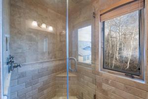 Ένα μπάνιο στο Walk to Skiing at Deer Valley, Private Hot Tub, Wood Burning Fireplace, Mountain Views +15 φωτογραφίες