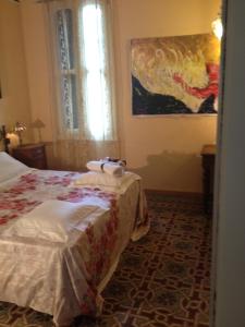 um quarto com uma cama e um quadro na parede em Liberty Bed & Breakfast em Verona