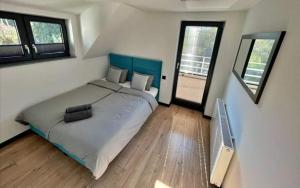 1 dormitorio con 1 cama grande en una habitación con ventanas en Dream House, en Gdów