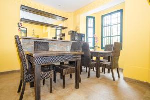 a dining room with a table and chairs at Ayenda La Tua Casa in Bogotá