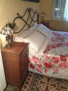 1 dormitorio con cama, lámpara y cómoda en Liberty Bed & Breakfast, en Verona