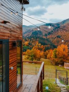 un balcon d'une maison avec vue sur les montagnes dans l'établissement Roua by NorAtlas Heritage - Adults Only, à Buzău 7 autres photos