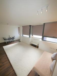 una gran sala de estar con una gran alfombra blanca en Hill House Holiday Apartments en Bournemouth