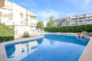 una piscina frente a un edificio en Altaia Apartment, en Altea