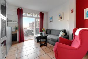 sala de estar con sofá y silla en Cosy apartment in Verano Azul, en Nerja