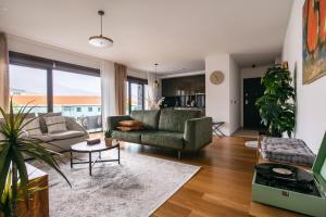 een woonkamer met een bank en een tafel bij Funchal BEAUTIFUL vista mar in Funchal