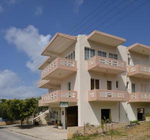 ein Gebäude mit Balkon auf der Seite in der Unterkunft Niriida in Sfinárion