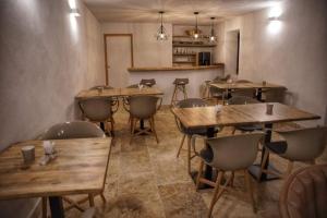 San-Gavino-di-CarbiniにあるA PIANARELLAの木製テーブルと椅子が備わるレストラン