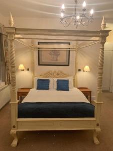 Giường trong phòng chung tại The Waterloo Hotel & Bistro