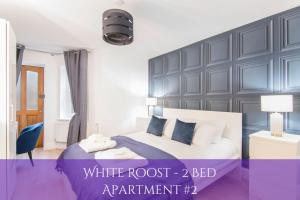 Appartamento con camera da letto e letto in pietra bianca. di The Roost Group - Bedford House Apartments a Gravesend