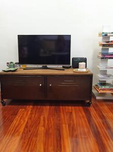 Acogedor y luminoso apartamento en Neguri TV 또는 엔터테인먼트 센터