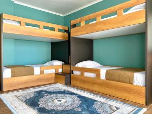 Двох'ярусне ліжко або двоярусні ліжка в номері Eka Luxury Two-Bedroom Seaview Apartment