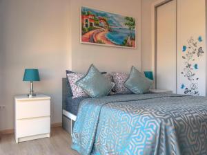 Säng eller sängar i ett rum på Ozone Condotel, Kata Beach