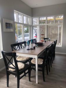 a dining room table and chairs in a room at Varmi Guesthouse Apartments & rooms in Hveragerði