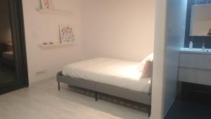 een kleine slaapkamer met een bed en een raam bij aeropuerto loft polígono in Manises