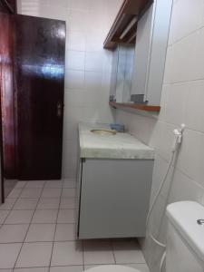 La salle de bains est pourvue d'un lavabo et d'une porte noire. dans l'établissement Casa Verde Albuquerque, à Fortaleza