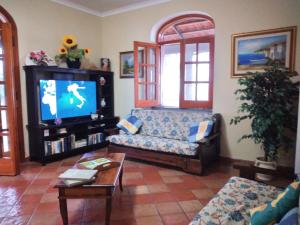 A television and/or entertainment centre at VILLA PIETRALTA