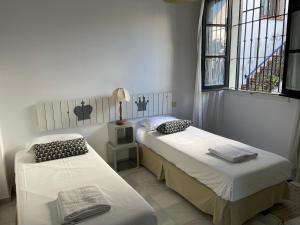Postel nebo postele na pokoji v ubytování Casas de Sevilla - Apartamento Puente de Triana