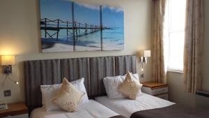 A bed or beds in a room at Dolphin Hotel 