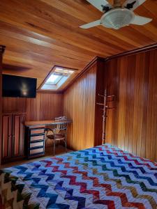 ein Schlafzimmer mit einem Bett und einem Schreibtisch in der Unterkunft Duplex aconchegante no Buganvilias Flat in Gramado